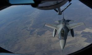 Avion F-16 românesc, alimentat în zbor de o aeronavă americană (Video)