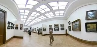 Artist rus, filmat când se plimba în bikini printr-o galerie din Moscova