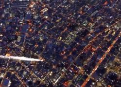 Locuitorii din Los Angeles, "invadați" de extratareștri - doi cascadori în costume speciale