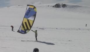 Vântul a fost prielnic pentru pasionații de snowkite, la munte