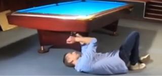 Valentin Butnaru, prezentatorul Observator, a învăţat cum se recondiţionează o masă de biliard