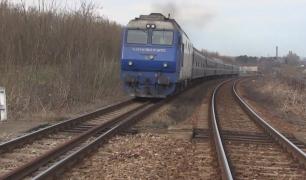 O fată și iubitul ei au sărit din trenul în mers, după ce s-au certat