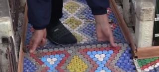 Sătul de noroi, un craiovean a pavat aleea din faţa blocului cu dopuri