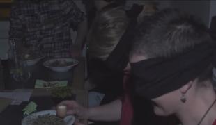 Cina legat la ochi, provocarea pentru clienții unui restaurant din Sibiu