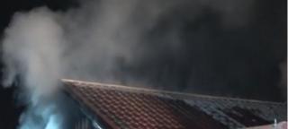 Incendiu puternic în Suceava. Flăcările au fost la un pas să se extindă la locuinţele din vecinătate