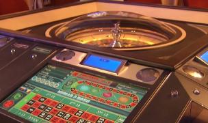 Sălile de jocuri ar putea dispărea de la parterul blocurilor. 150.000 de români, dependenți de "păcănele"