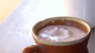 Lactatele româneşti nu au loc pe piață. Producătorii vând laptele aproape gratis, pe timpul verii