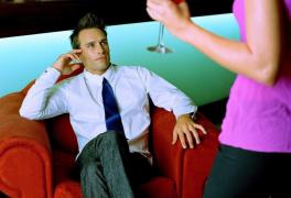 Burlăcia, mai avantajoasă pentru bărbați decât căsătoria, susțin unii psihologi