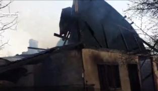 Două case au luat foc în Dâmboviţa, după ce un bătrân de 85 de ani a vrut să ardă vegetaţia din gospodărie