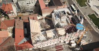 Acoperișul Palatului Episcopal din Oradea, distrus de incendiu, este reconstruit