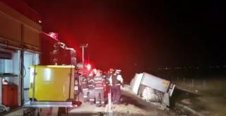 Impact devastator între un TIR şi un microbuz, lângă Remetea Mare. Un bărbat a murit