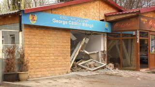 O şoferiţă din Galați a încurcat frâna cu acceleraţia şi a parcat în biroul unui parlamentar