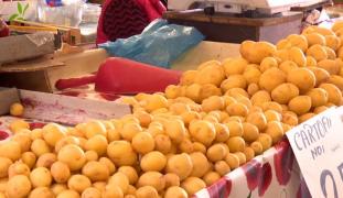 Un kilogram de cartofi noi costă cât trei de carne