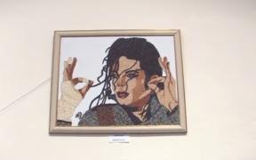 O bihoreancă transformă seminţele în operă de artă