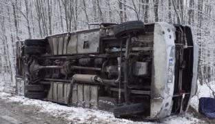 Șoferul microbuzului răsturnat în Iași a apucat să-i avertizeze pe pasageri de impact