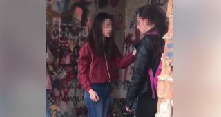 Elevă pusă în genunchi, trasă de păr, pălmuită şi umilită de colege, la Zărneşti (video)