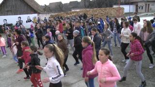 Elevii din Răşinari dansează zumba cu profesorii înainte de cursuri