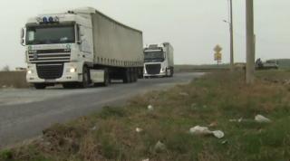 Străini întâmpinați de gropi și gunoaie, la ieșirea din Vama Giurgiu