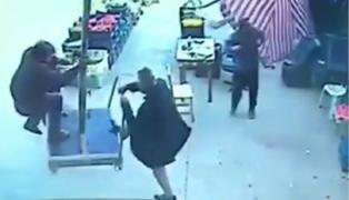 Momentul în care un bărbat zboară cu umbrela, luat de vânt, în Turcia (Video)