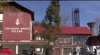 Un miner se zbate între viaţă şi moarte, după ce un perete de cărbune s-a prăbuşit peste el în subteranul de la Vulcan