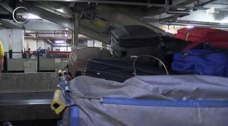 Colete bizare trimise de români în străinătate: sarmale, untură și mici