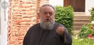 Stareţul care i-a blestemat şi ameninţat cu bătaia pe enoriaşi la Mănăstirea Cotmeana, oprit de la slujire (Video)