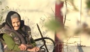 O bătrână de 80 de ani din Gorj se trezeşte în fiecare dimineaţă la ora cinci şi merge la serviciu (Video)