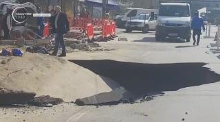 Crater de 5 metri lungime pe o stradă din centrul Galațiului