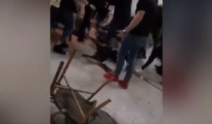 Un tânăr de culoare e snopit în bătaie în faţa unui bar din Oradea (video)