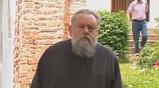 Preotul care și-a jignit enoriașii, apărat de unii credincioși: ”Părintele este un sfânt pe pământ”