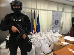 Cei doi cetăţeni sârbi, arestaţi în cazul tonei de cocaină descoperite în Delta Dunării, rămân în spatele gratiilor