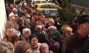 Sute de oameni s-au îmbulzit pe scările unei clinici private din Galaţi pentru analize gratuite (Video)