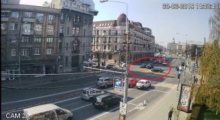 Accident cumplit filmat de camerele video, în Ploieşti. Un şofer forţează semaforul, izbeşte violent două maşini