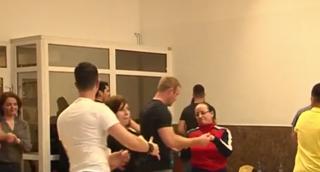 Cursuri de dans pentru părinţi şi copii, modalitate de apropiere între generaţii