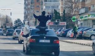 Tinerii urcați pe mașina în mers, în Suceava, riscă doar amendă pentru centura lipsă