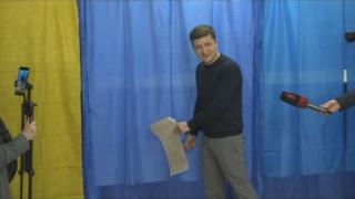 Un comic anti-sistem a câștigat primul tur al alegerilor prezidențiale din Ucraina