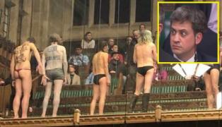 Un grup de protestatari dezbrăcați a intrat în Parlamentul britanic și a întrerupt dezbaterile