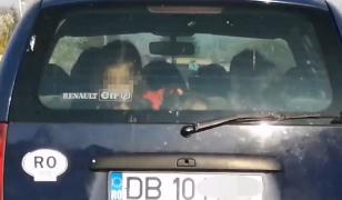 Copii băgaţi în portbagaj, pe o şosea din Dâmboviţa. Micuţii încearcă să găsească o poziţie mai comodă (video)