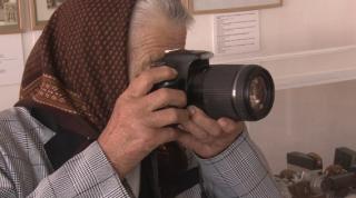 O octogenară pasionată de fotografie din Hunedoara și-a expus pozele-document