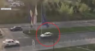 Șofer filmat în timp ce gonește pe contrasens, pe o stradă din Galați