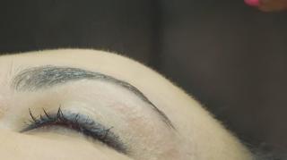 Laminarea, metodă nouă de aranjare a sprâncenelor ”rebele”