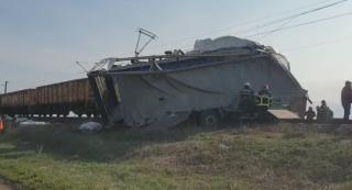 TIR spulberat de tren în Ialomița. Locomotiva a deraiat, iar mașina a fost distrusă