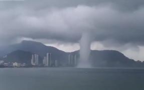 Trombă marină, surprinsă în largul unei insule din Malaezia