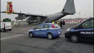 Salvini anunță că a trimis 13 deținuți români cu avionul, la București, din Italia (VIDEO)