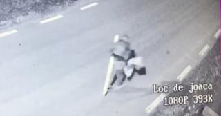 Beat mort, a furat o cruce din cimitir apoi a plecat cu ea prin sat. Imagini incredibile surprinse în Dâmboviţa (Video)