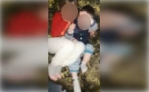 Un tată din Galaţi se filmează în timp ce îşi snopeşte în bătaie copiii: "Băi, vă omor!" (Video)