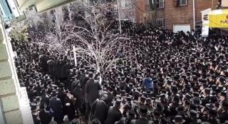 Imagini rare în New York la înmormântarea unui rabin de origine română (Video)
