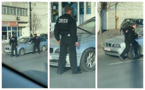 Poliţişti locali cu pistoalele scoase, luati pe capotă de şoferul unui BMW (Video)