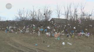 Cartier din Piatra Neamț invadat de gunoaie, abandonate la o groapă improvizată