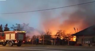 Incendiu de proporţii în gara din Caransebeş. Trei vagoane s-au făcut scrum